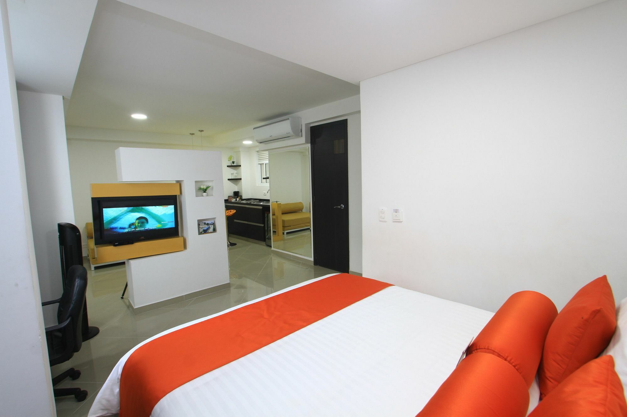 Hotel Piaro In Suites Кали Екстериор снимка